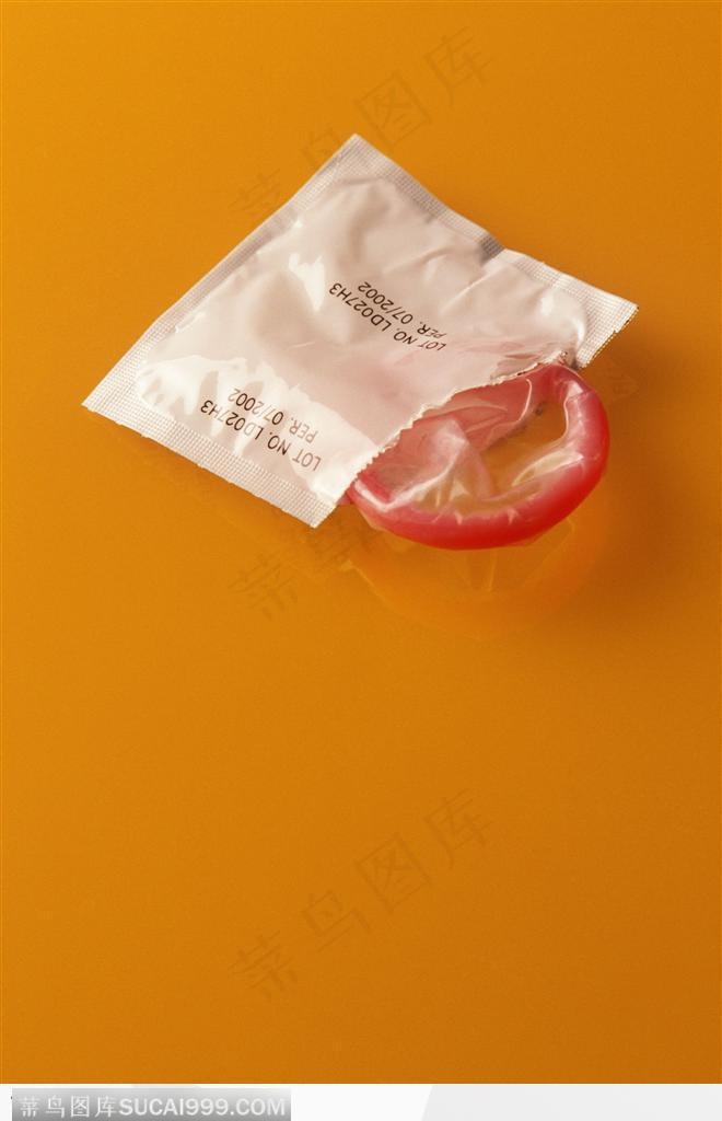 两性计生-撕开的红色避孕套