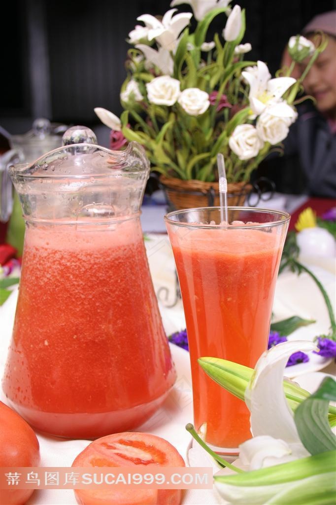 餐桌上的鲜榨番茄汁和百合花