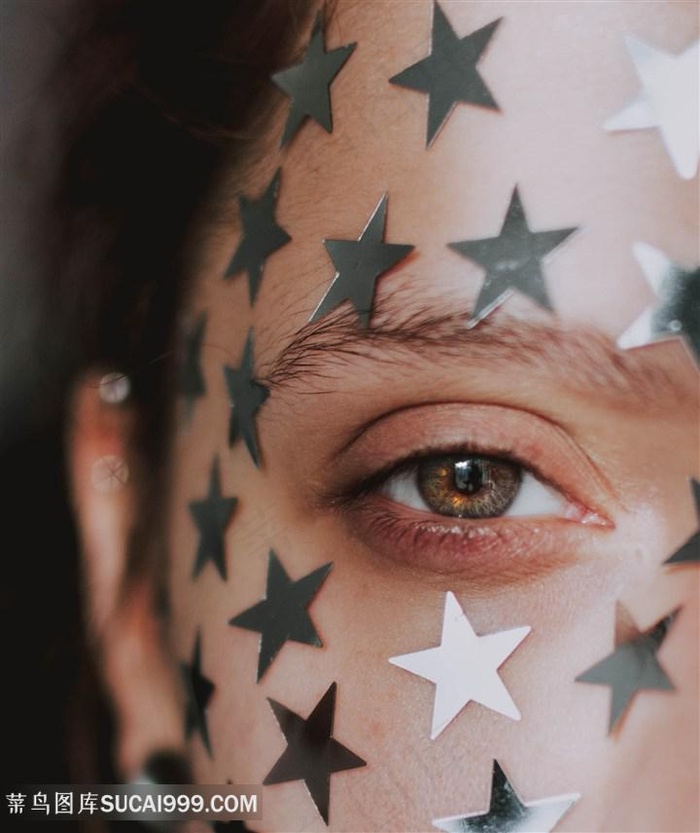 被装饰五角星围绕的眼睛