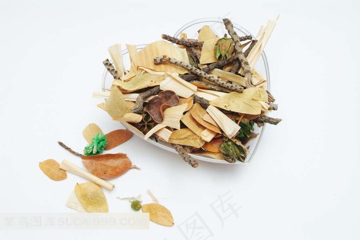 心形碟子里的树叶枯枝