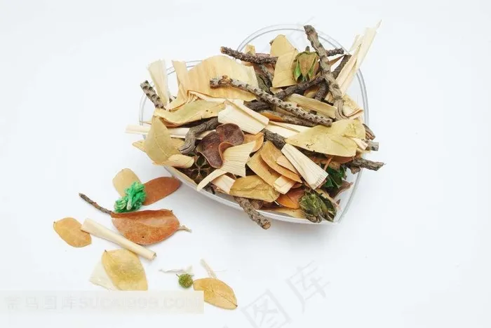 心形碟子里的树叶枯枝