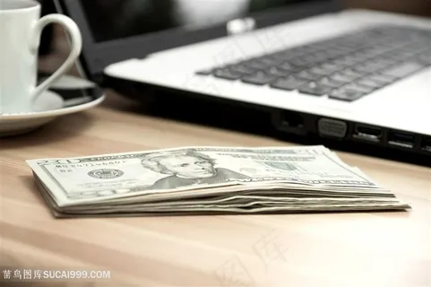 放在桌子上的美元高清图片