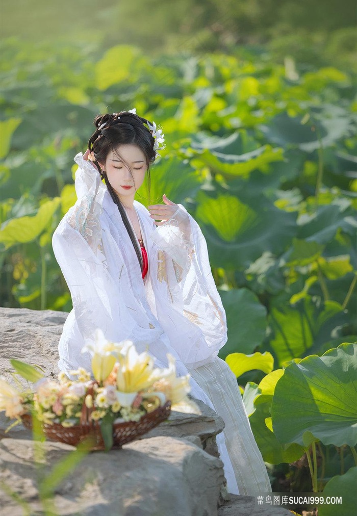 荷塘边整理妆容采花的汉服少女图片