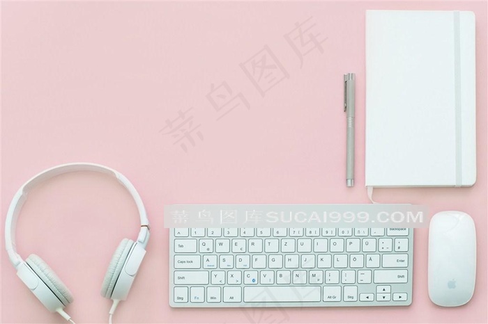 粉色桌面上的耳机键盘摄影高清图片