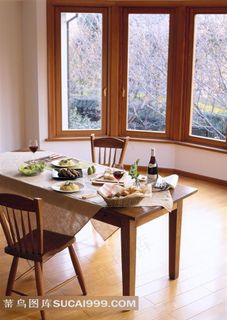 家居餐厅餐具和食物摄影图