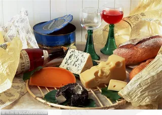 厨房里堆放着的各种食材和包装纸