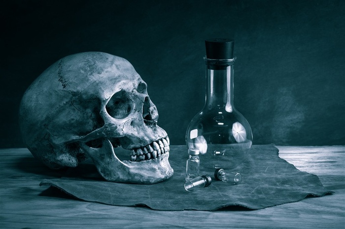 吸食毒品与骷髅头高清图片