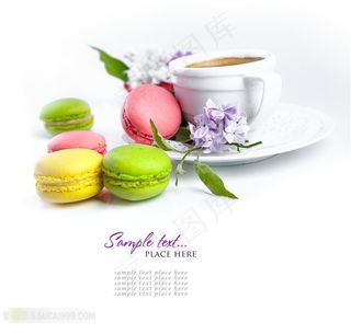 盘子里的咖啡与蛋糕