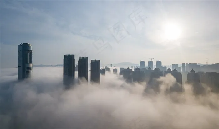 唯美云雾中的城市图片素材