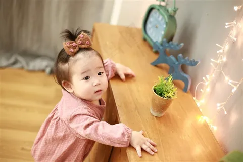 桌子旁边的可爱幼儿