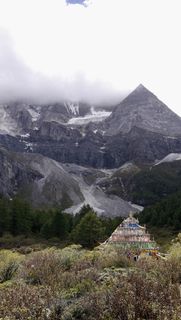 亚丁神山雪山五彩经幡