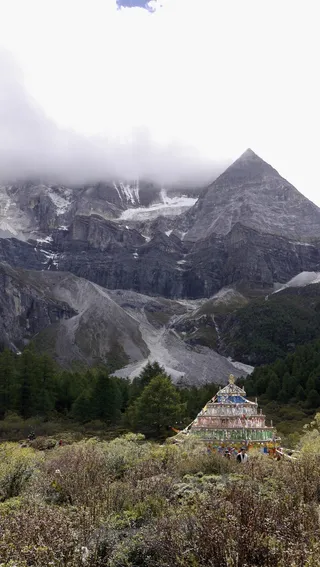 亚丁神山雪山五彩经幡