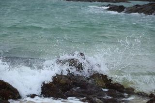 海浪冲击岩石背景图