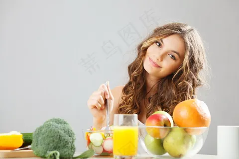 制作水果沙拉的美女图片 制作水果沙拉的美女图片