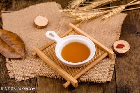 木桌上麻布片上的一碗芝麻油