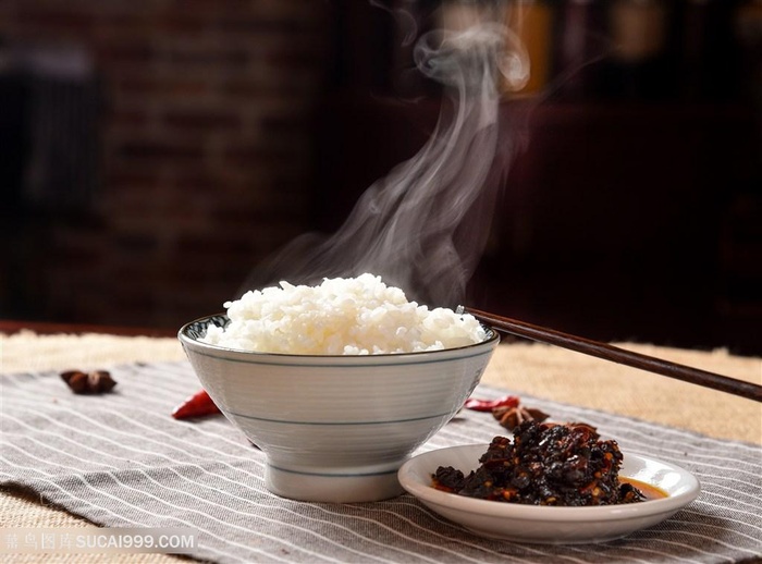 米饭和一碟小菜