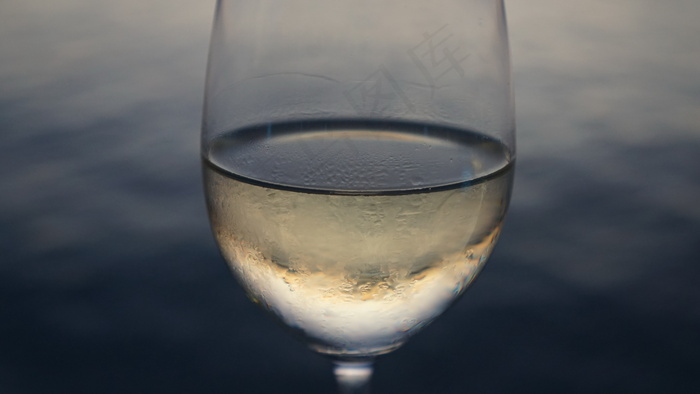 冰镇白葡萄酒图片