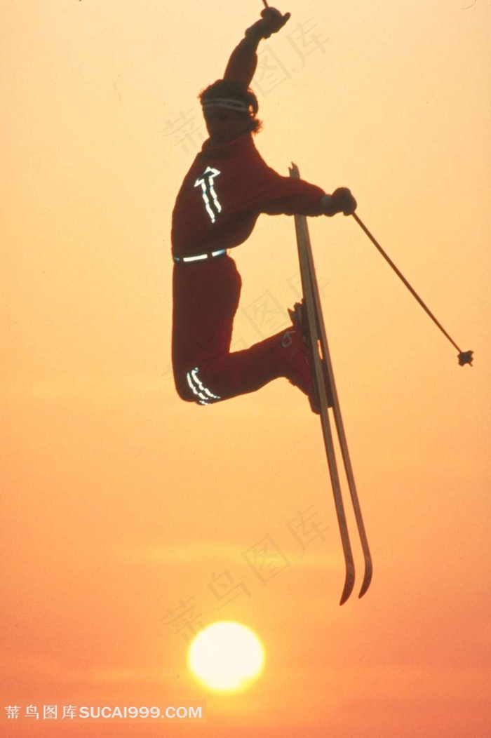 在夕阳下滑雪的人