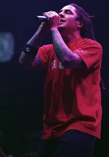 拿着麦克风唱歌的红衣男人