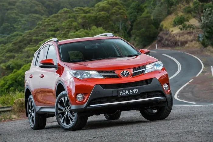 乡间道路上的日本丰田RAV4城市型SUV