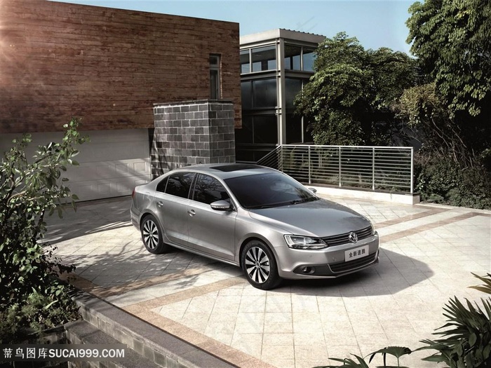 银灰色汽车停放在家里