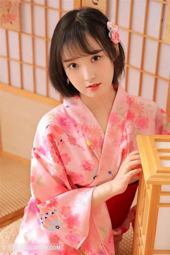 坐在地上的清纯和服美女图片