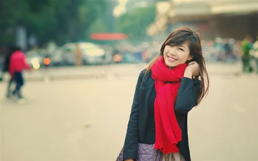 微笑红围巾清纯美女