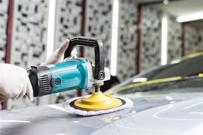 给汽车抛光的男人