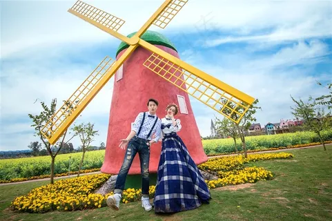 公园草地上的一对情侣