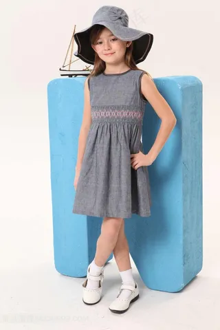 穿裙子的外国小女孩