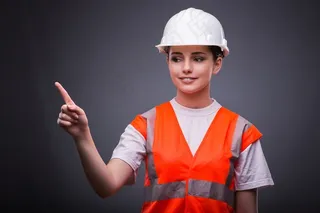 穿着橘红色马甲的外国美女