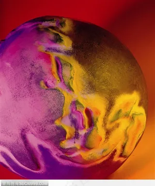 红色灯光下的石膏地球