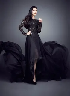 穿黑色礼服的美女 穿黑色礼服的美女