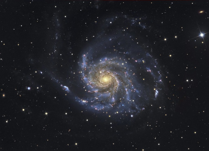 黑色黑夜旋转星空图片