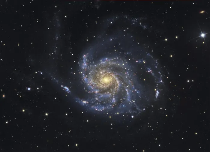 黑色黑夜旋转星空图片