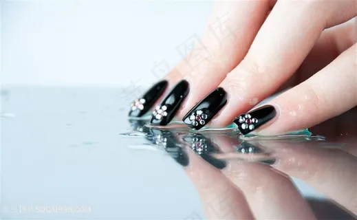 黑色镶钻美甲指甲油图片