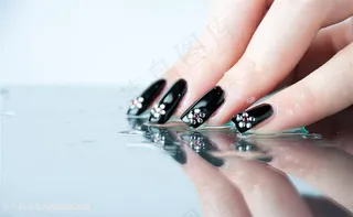 黑色镶钻美甲指甲油图片