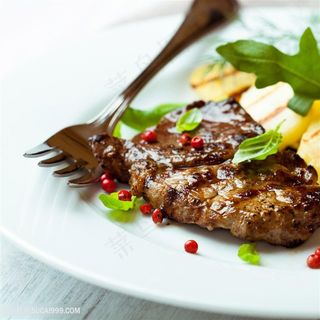 餐盘上的牛排图片