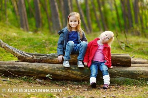 坐在木头上的孩子