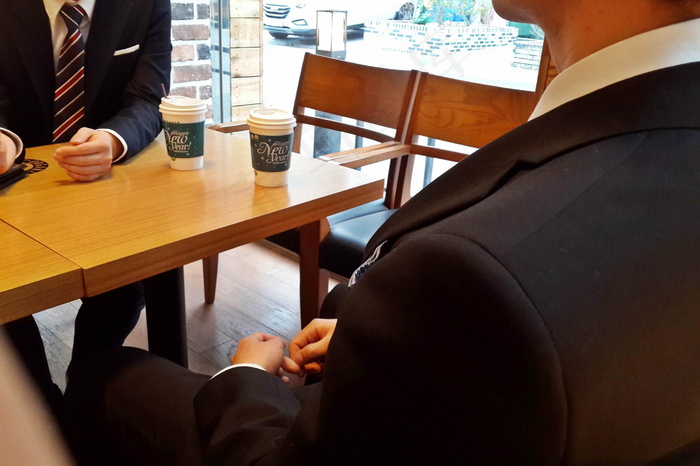咖啡店西装男对坐图片