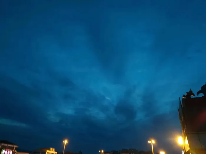 夜晚路灯与云朵高清图