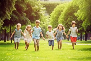 草丛奔跑儿童玩耍快乐背景图