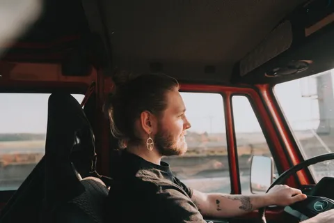 开车男性司机图片 开车男性司机图片