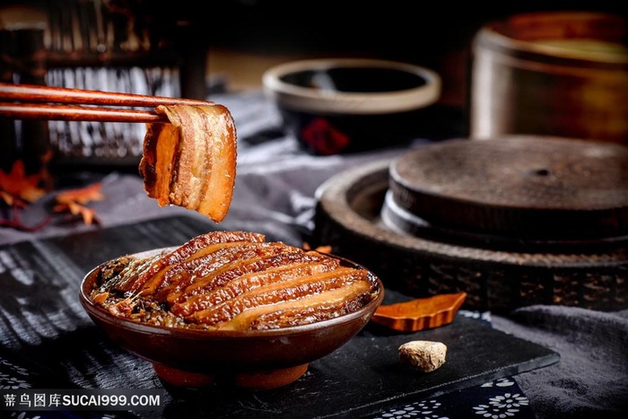 夹起来的梅菜扣肉