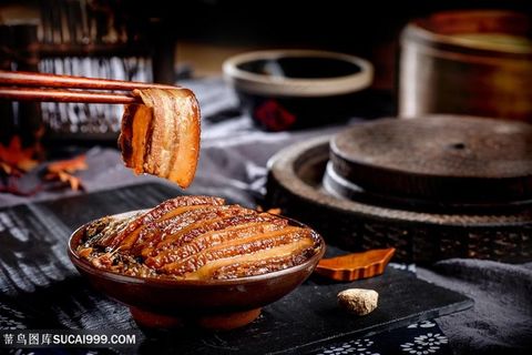 夹起来的梅菜扣肉