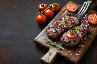 西餐美食牛肉羊肉烤肉扒类番茄食品摄影图