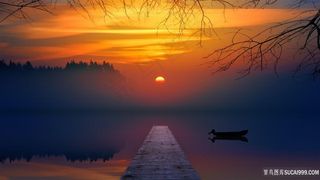 黄昏夕阳湖边金黄色太阳图片