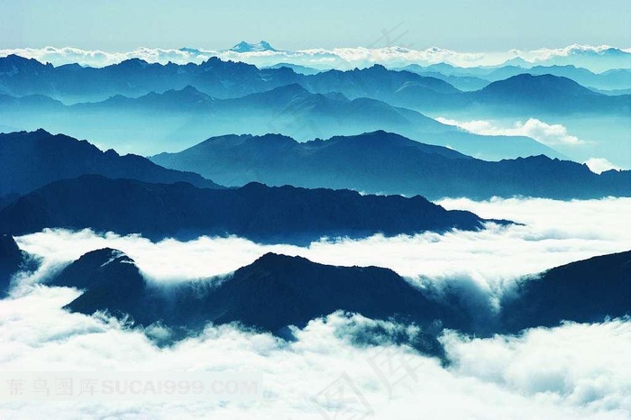 山水剪影起伏的山峦
