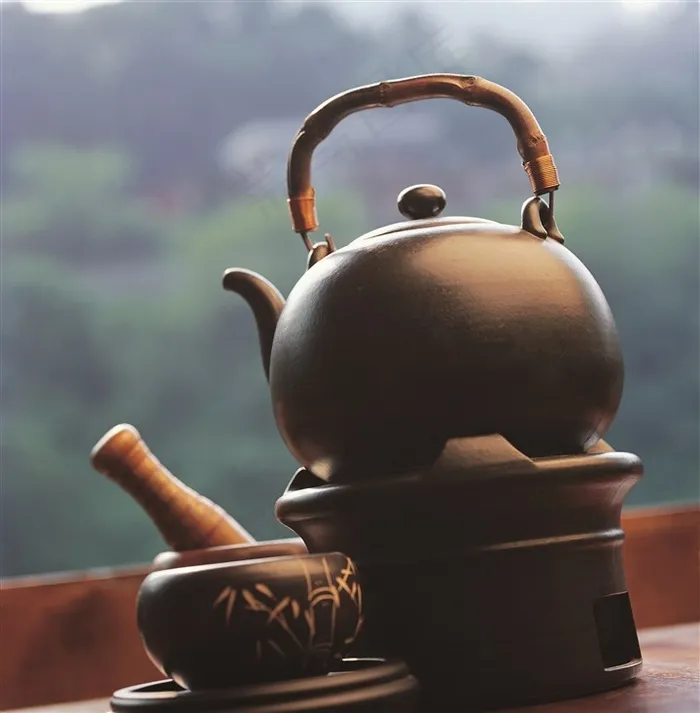 黝黑色的质感茶壶微距摄影高清图片