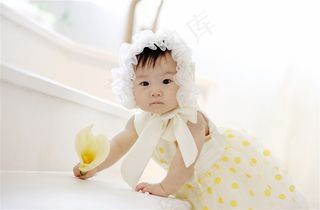 手拿花朵的可爱小宝宝